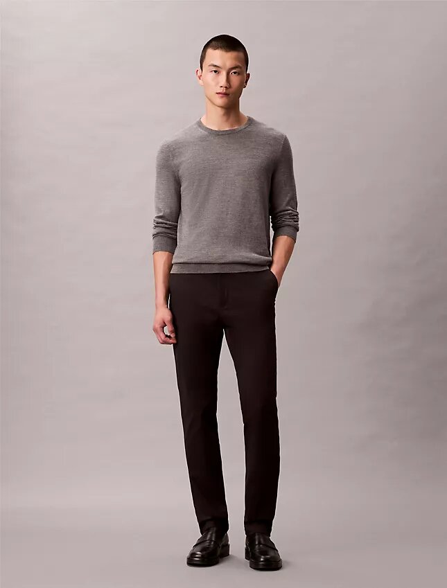 Pantaloni chino slim in raso di cotone Pantaloni chino slim in raso di cotone