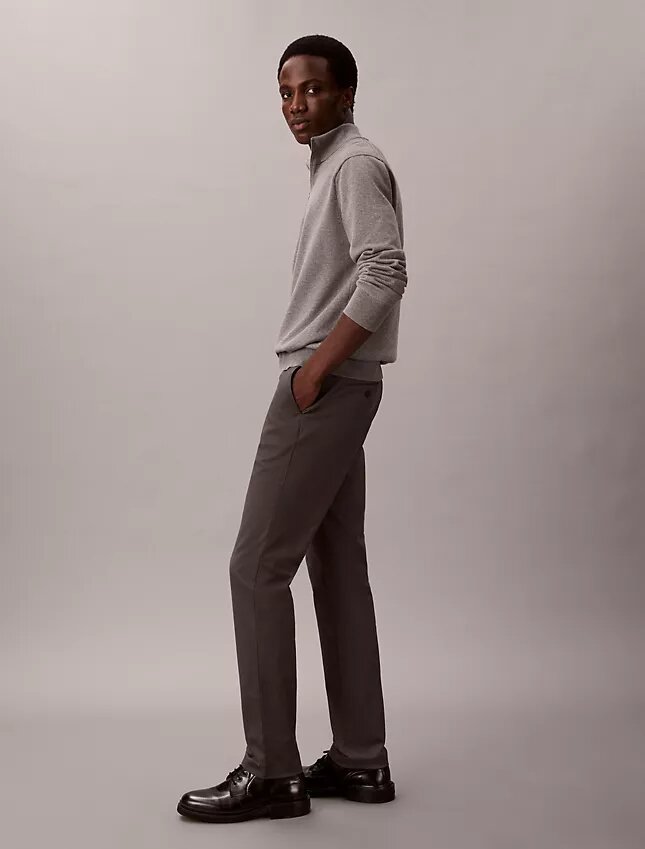 Pantaloni chino slim in raso di cotone Pantaloni chino slim in raso di cotone