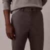 Pantaloni chino slim in raso di cotone Pantaloni chino slim in raso di cotone
