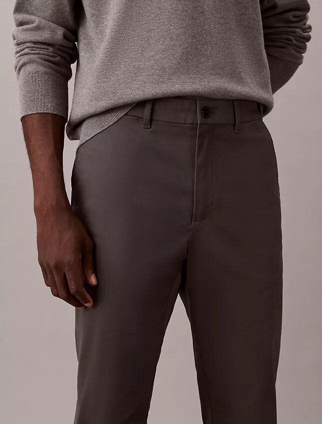 Pantaloni chino slim in raso di cotone Pantaloni chino slim in raso di cotone