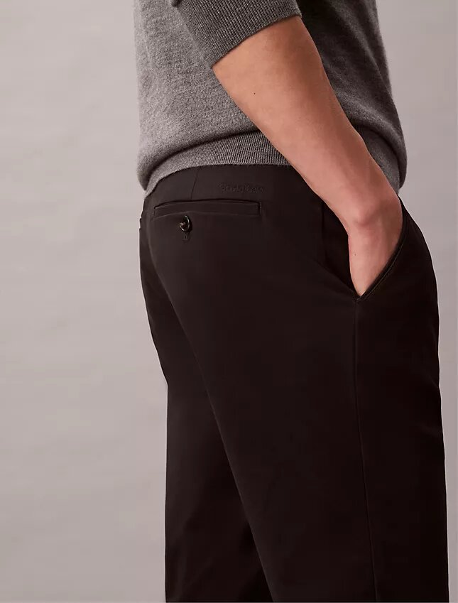 Pantaloni chino slim in raso di cotone Pantaloni chino slim in raso di cotone