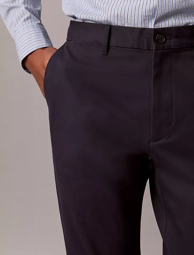 Pantaloni chino slim in raso di cotone Pantaloni chino slim in raso di cotone