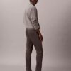 Pantaloni chino slim in raso di cotone Pantaloni chino slim in raso di cotone