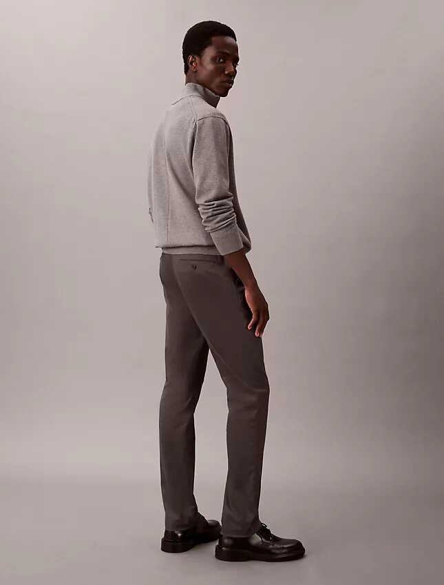 Pantaloni chino slim in raso di cotone Pantaloni chino slim in raso di cotone