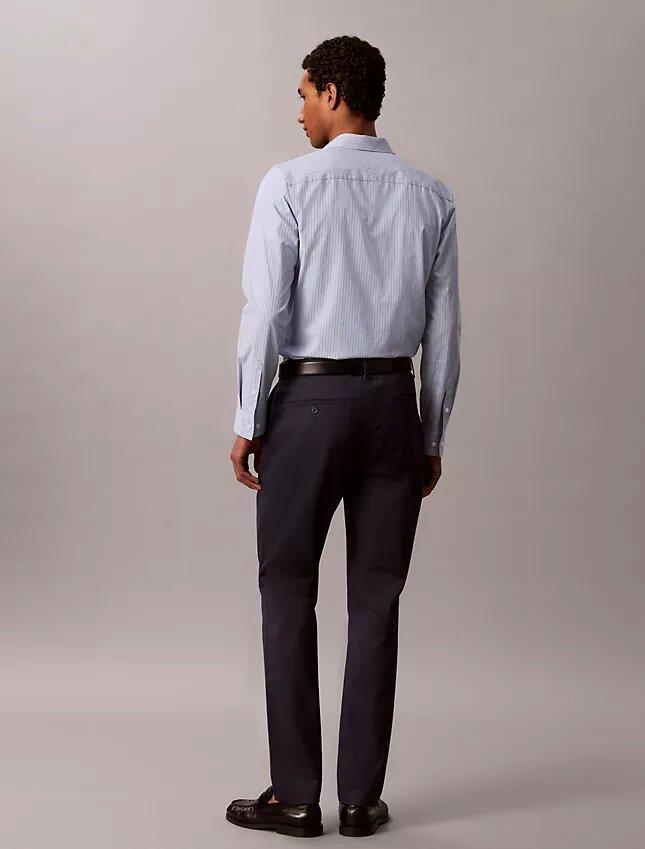 Pantaloni chino slim in raso di cotone Pantaloni chino slim in raso di cotone