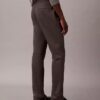 Pantaloni chino slim in raso di cotone Pantaloni chino slim in raso di cotone