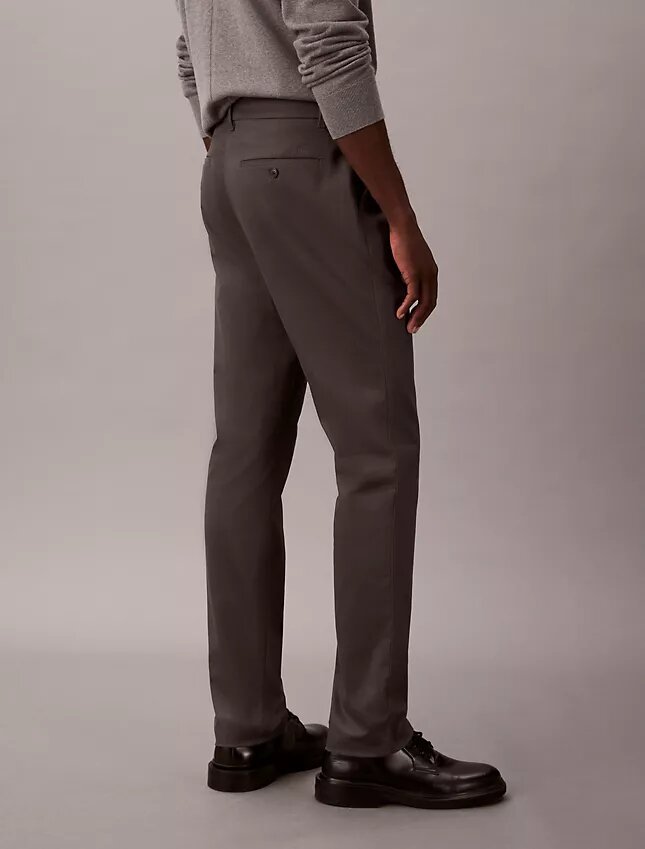 Pantaloni chino slim in raso di cotone Pantaloni chino slim in raso di cotone