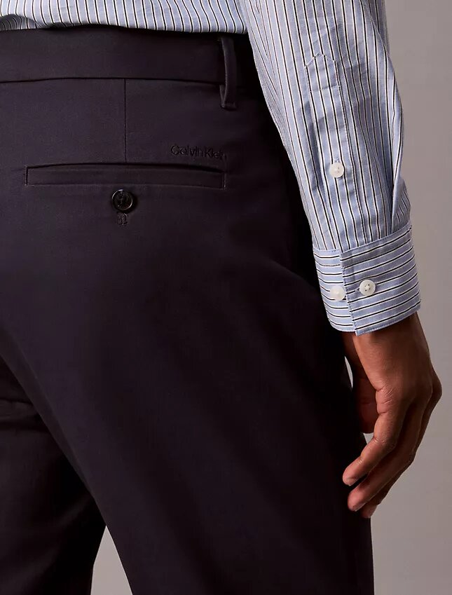 Pantaloni chino slim in raso di cotone Pantaloni chino slim in raso di cotone