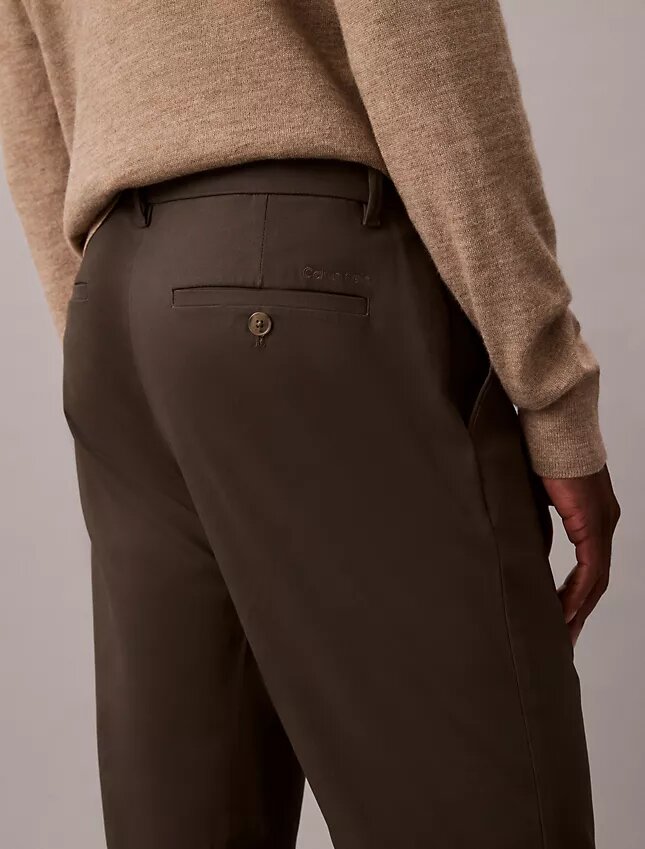 Pantaloni chino slim in raso di cotone Pantaloni chino slim in raso di cotone