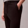 Pantaloni chino slim in raso di cotone Pantaloni chino slim in raso di cotone