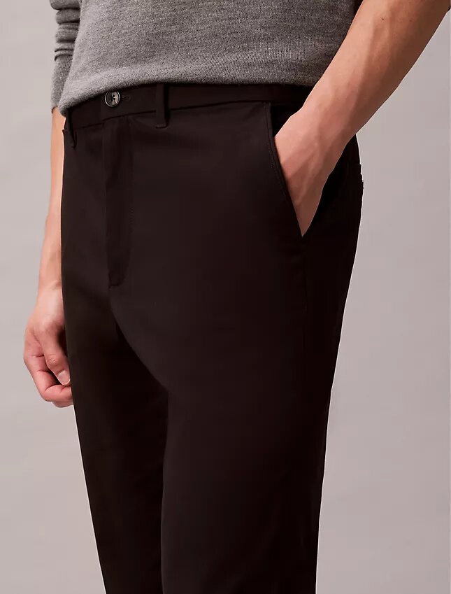 Pantaloni chino slim in raso di cotone Pantaloni chino slim in raso di cotone