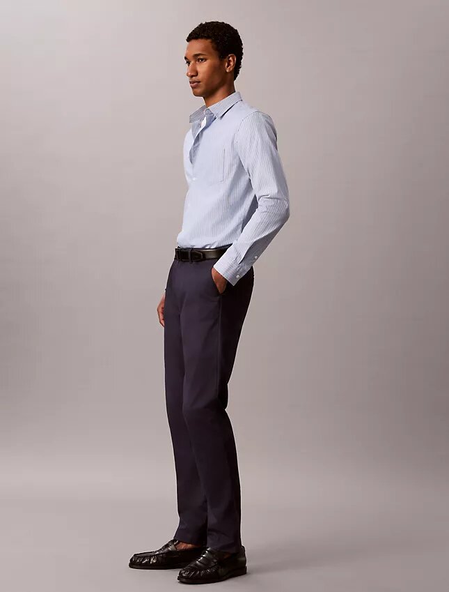Pantaloni chino slim in raso di cotone Pantaloni chino slim in raso di cotone