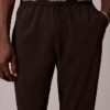 Pantaloni con cintura intrecciata e logo sportivo moderno