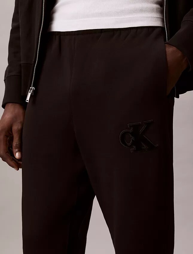 Pantaloni da jogging con toppa Monogram in pile Pantaloni da jogging con toppa Monogram in pile