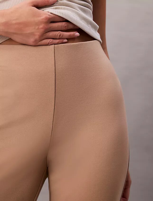 Pantaloni slim svasati in ponte Pantaloni slim svasati in ponte