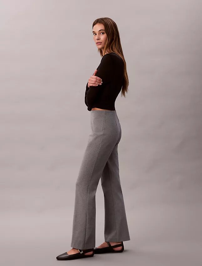 Pantaloni slim svasati in ponte Pantaloni slim svasati in ponte