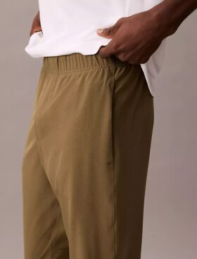 Pantaloni sportivi moderni in tessuto
