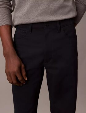 Pantaloni standard a 5 tasche, dritti ed elasticizzati Pantaloni standard a 5 tasche, dritti ed elasticizzati