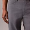 Pantaloni standard a 5 tasche, dritti ed elasticizzati Pantaloni standard a 5 tasche, dritti ed elasticizzati