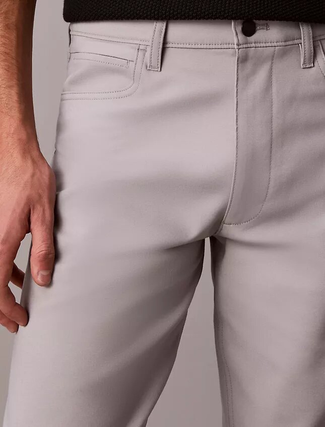 Pantaloni standard a 5 tasche, dritti ed elasticizzati Pantaloni standard a 5 tasche, dritti ed elasticizzati
