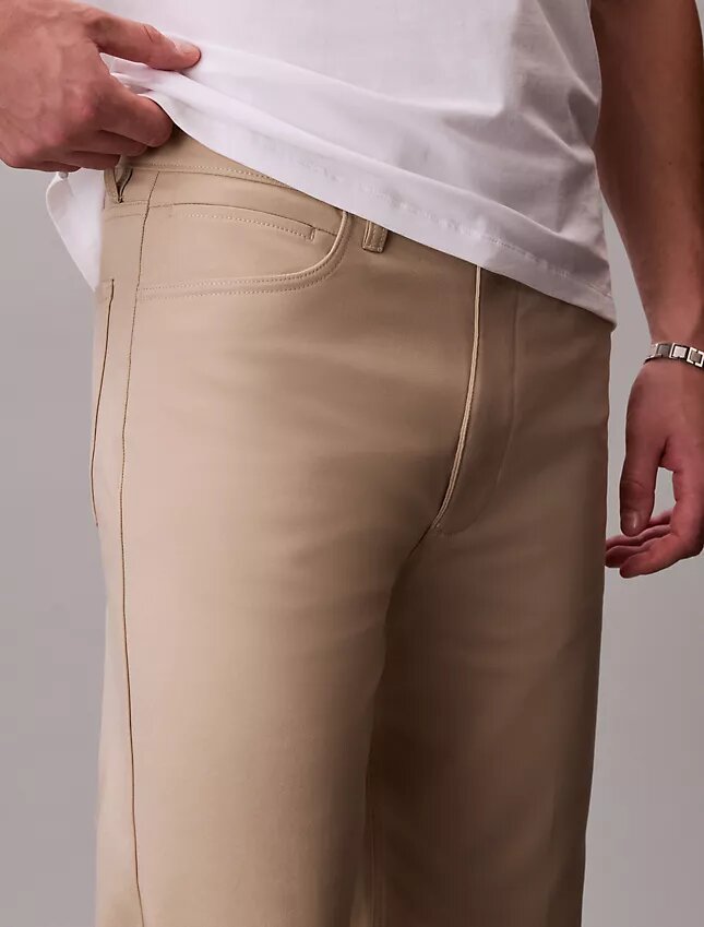 Pantaloni standard a 5 tasche, dritti ed elasticizzati Pantaloni standard a 5 tasche, dritti ed elasticizzati