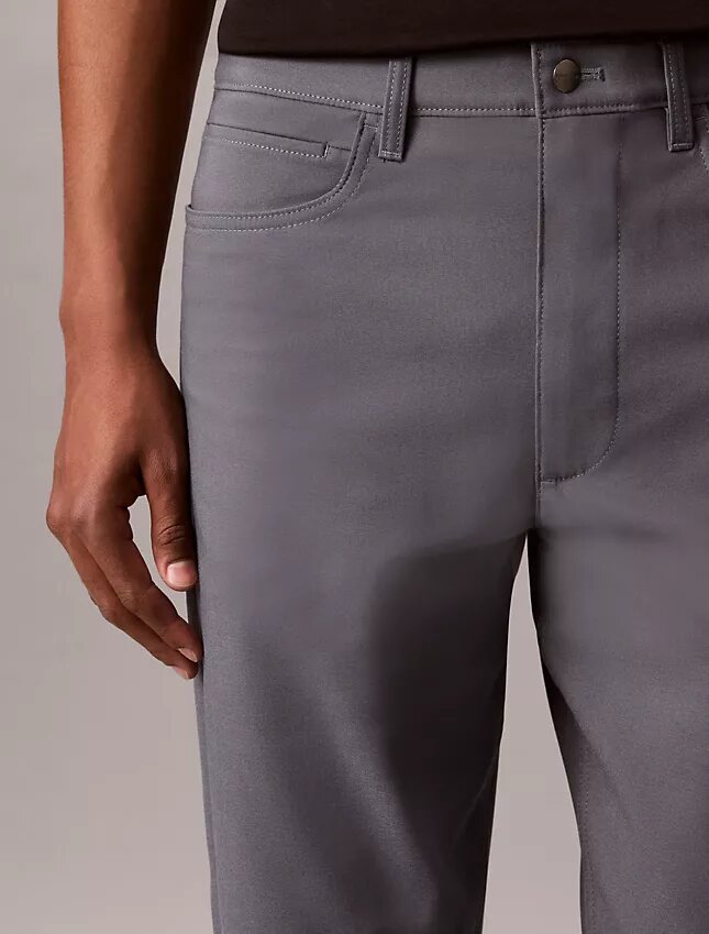 Pantaloni standard a 5 tasche, dritti ed elasticizzati Pantaloni standard a 5 tasche, dritti ed elasticizzati