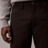 Pantaloni standard a 5 tasche, dritti ed elasticizzati Pantaloni standard a 5 tasche, dritti ed elasticizzati