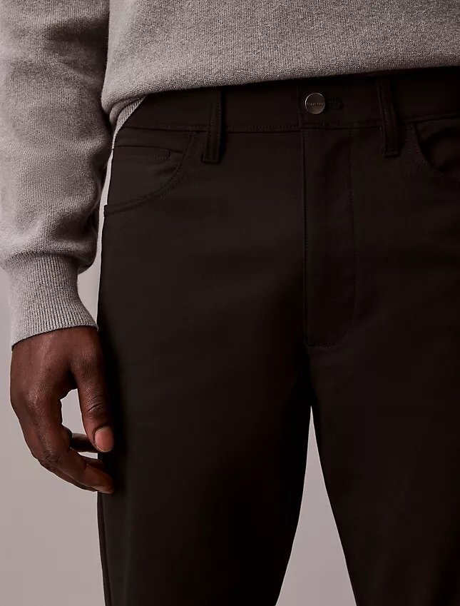 Pantaloni standard a 5 tasche, dritti ed elasticizzati Pantaloni standard a 5 tasche, dritti ed elasticizzati