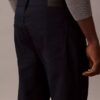 Pantaloni standard a 5 tasche, dritti ed elasticizzati Pantaloni standard a 5 tasche, dritti ed elasticizzati