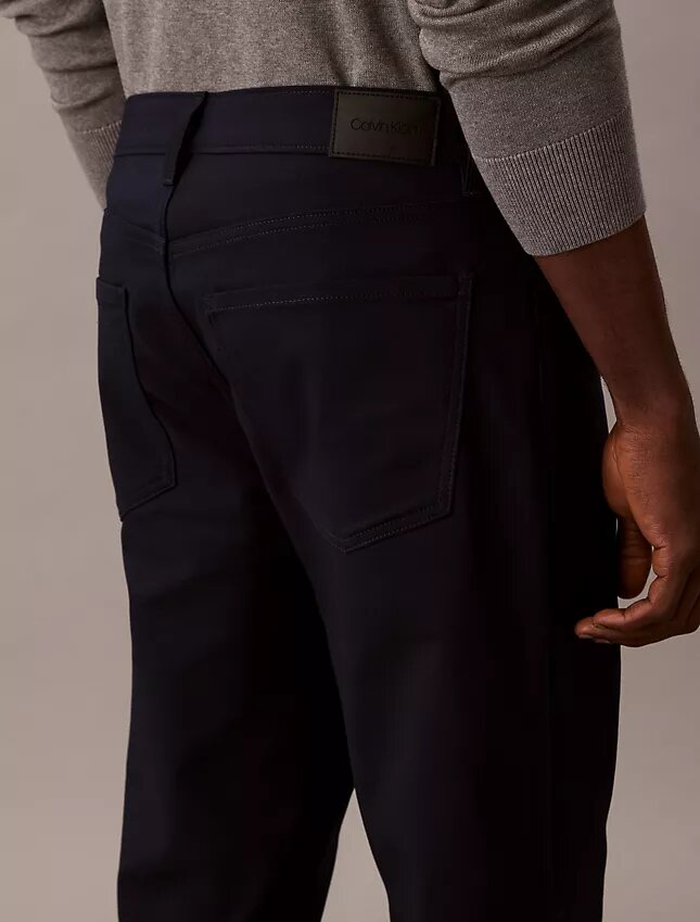Pantaloni standard a 5 tasche, dritti ed elasticizzati Pantaloni standard a 5 tasche, dritti ed elasticizzati