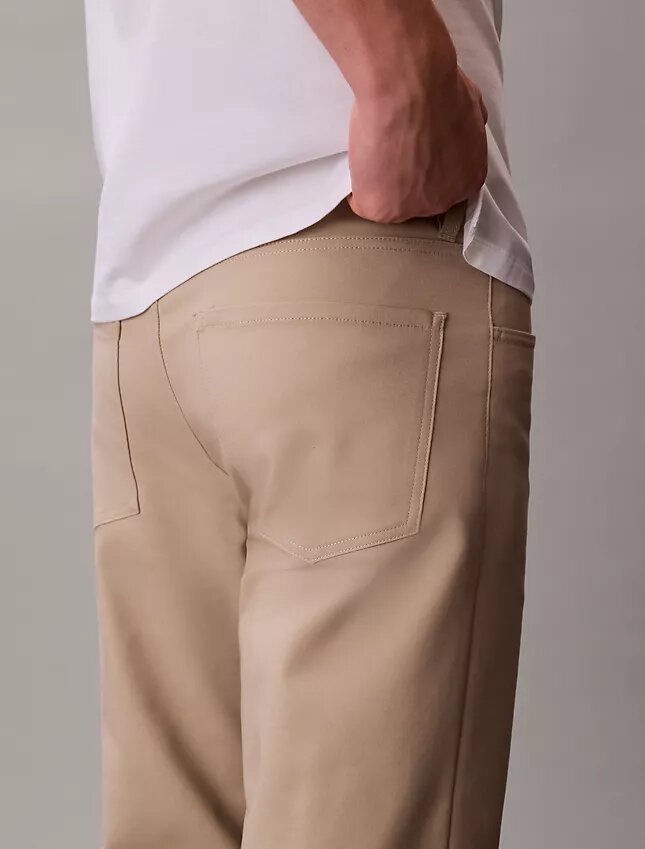 Pantaloni standard a 5 tasche, dritti ed elasticizzati Pantaloni standard a 5 tasche, dritti ed elasticizzati