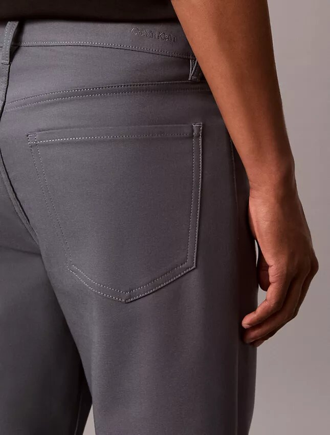 Pantaloni standard a 5 tasche, dritti ed elasticizzati Pantaloni standard a 5 tasche, dritti ed elasticizzati