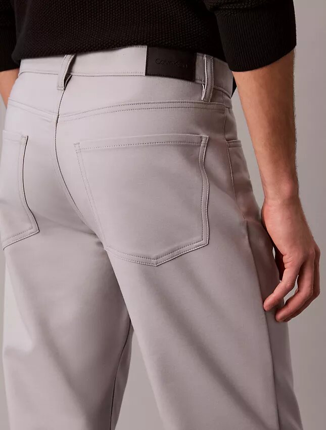 Pantaloni standard a 5 tasche, dritti ed elasticizzati Pantaloni standard a 5 tasche, dritti ed elasticizzati