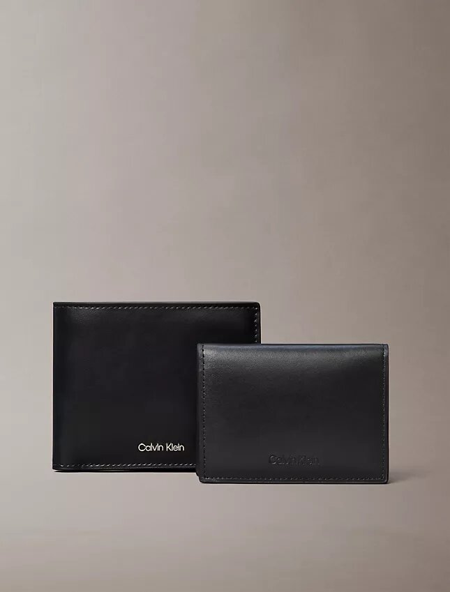 Portafoglio a doppia piega con logo in rilievo e portacarte Portafoglio a doppia piega con logo in rilievo e portacarte
