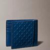 Portafoglio a doppia piega con monogramma goffrato su tutta la superficie e portamonete Portafoglio a doppia piega con monogramma goffrato su tutta la superficie e portamonete