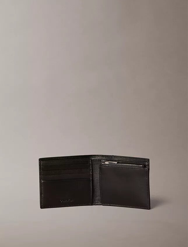 Portafoglio a doppia piega con monogramma goffrato su tutta la superficie e portamonete Portafoglio a doppia piega con monogramma goffrato su tutta la superficie e portamonete