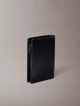 Portafoglio a doppia piega con monogramma in rilievo e portamonete
