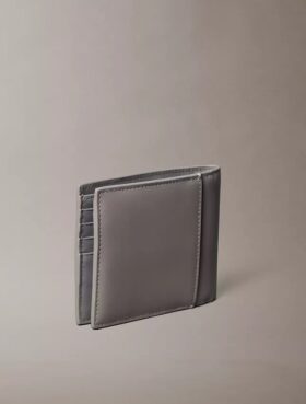 Portafoglio bifold Monologo goffrato con portamonete Portafoglio bifold Monologo goffrato con portamonete