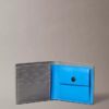 Portafoglio bifold Monologo goffrato con portamonete