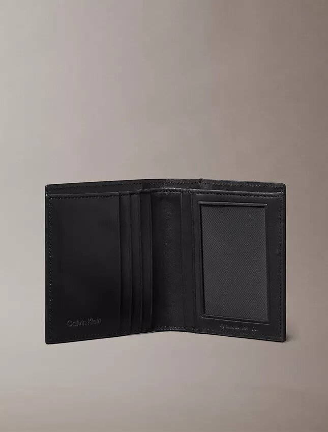 Portafoglio bifold sottile con logo in placca Portafoglio bifold sottile con logo in placca