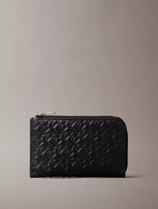 Portafoglio con cerniera e monogramma goffrato su tutta la superficie Portafoglio con cerniera e monogramma goffrato su tutta la superficie