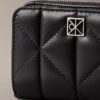 Portafoglio con patta e cerniera con logo trapuntato