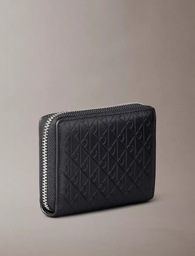 Portamonete con cerniera e Monogram goffrato su tutta la superficie Portamonete con cerniera e Monogram goffrato su tutta la superficie