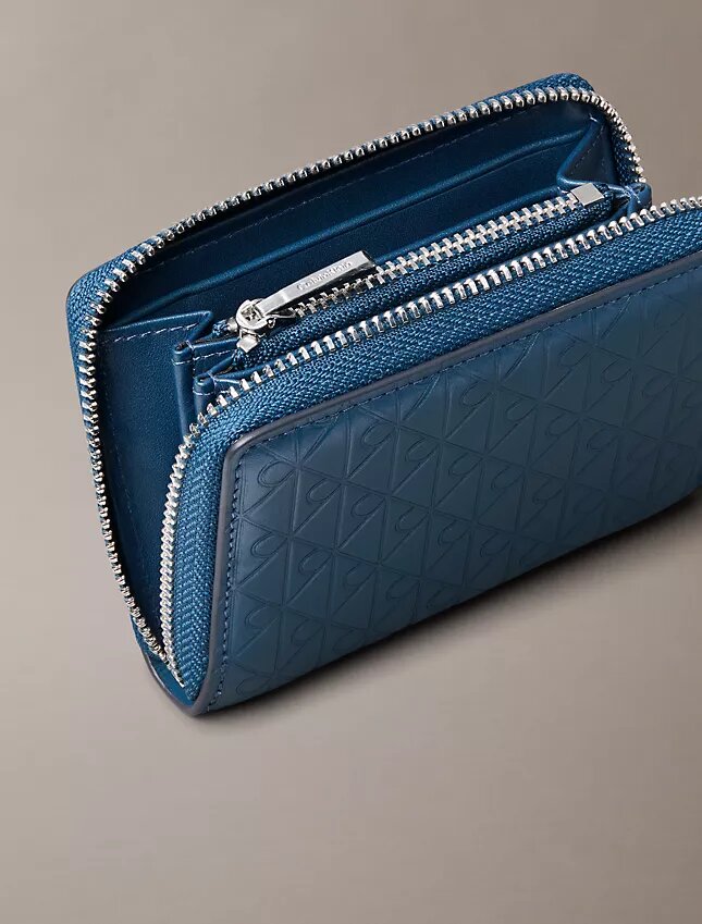 Portamonete con cerniera e Monogram goffrato su tutta la superficie Portamonete con cerniera e Monogram goffrato su tutta la superficie