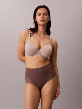 Slip sensuale in pizzo elasticizzato