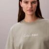 T-shirt a girocollo con logo standard e vestibilità boxy T-shirt a girocollo con logo standard e vestibilità boxy
