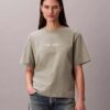 T-shirt a girocollo con logo standard e vestibilità boxy T-shirt a girocollo con logo standard e vestibilità boxy