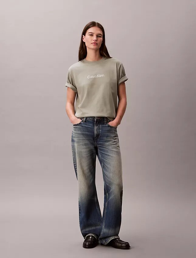 T-shirt a girocollo con logo standard e vestibilità boxy T-shirt a girocollo con logo standard e vestibilità boxy