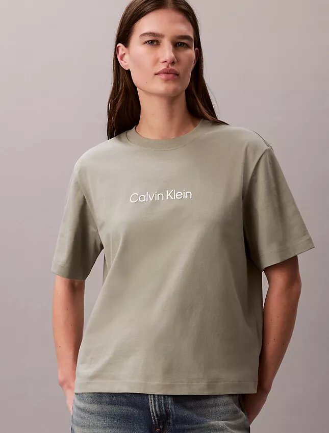 T-shirt a girocollo con logo standard e vestibilità boxy T-shirt a girocollo con logo standard e vestibilità boxy