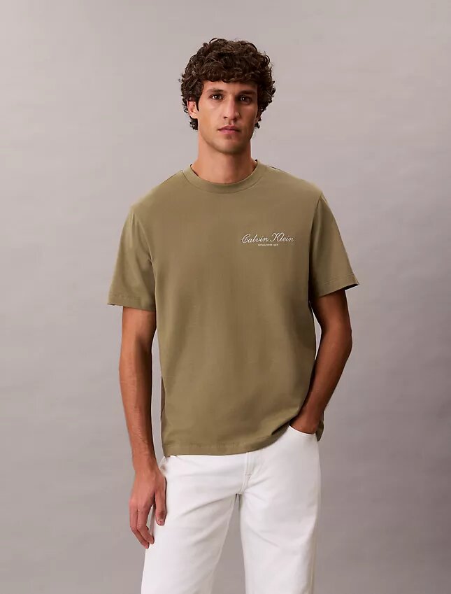 T-shirt classica con grafica e logo in caratteri piccoli T-shirt classica con grafica e logo in caratteri piccoli